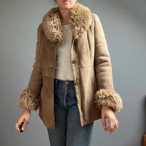 Cappotto vintage in pelle di montone shearling - Taglia piccola - Giacca invernale in pelle scamosciata color tortora con colletto e polsini morbidi - Vera pelle stile anni '70 - Boho caldo