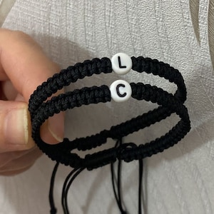 Pulseras personalizadas para parejas, Set de 2 pulseras con iniciales, Pulseras macramé con letras ajustables, Pulsera con letras de pareja
