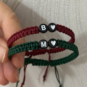 Paare Liebe Armbänder mit schwarzem Herz & Initiale, personalisierte verstellbare geknotete Armband, passende Armbänder, Zwillinge Armband Bild 1