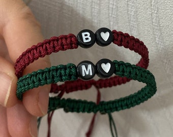 Paren houden van armbanden met zwart hart en initiaal, gepersonaliseerde verstelbare geknoopte armband, bijpassende armbanden, tweelingarmband