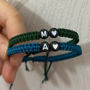 Les couples aiment les bracelets avec coeur noir et initiales, bracelet noué réglable personnalisé, bracelets assortis, bracelet de jumeaux image 3