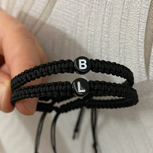 Les couples aiment les bracelets avec coeur noir et initiales, bracelet noué réglable personnalisé, bracelets assortis, bracelet de jumeaux image 6