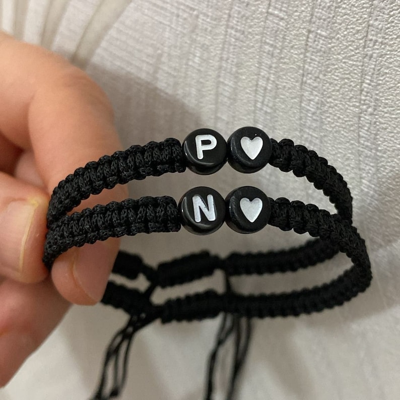 Pulseras de amor para parejas con corazón negro e inicial, pulsera anudada ajustable personalizada, pulseras a juego, pulsera de gemelos imagen 4