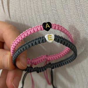 カップル向けのパーソナライズされたハートビーズブレスレット、イニシャルブレスレット2個セット、お揃いのブレスレット、彼女/彼へのギフト