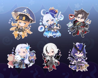 Puede incluir: Seis ilustraciones de personajes de anime chibi coloridos con diferentes atuendos y accesorios. Los personajes sonríen y tienen ojos grandes. El fondo es azul claro con estrellas blancas.
