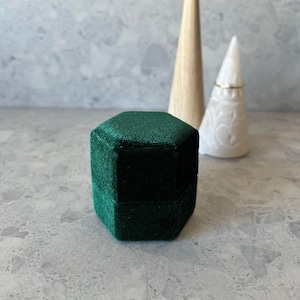 Luxe smaragdfärgad sammetsringask med dubbel ring