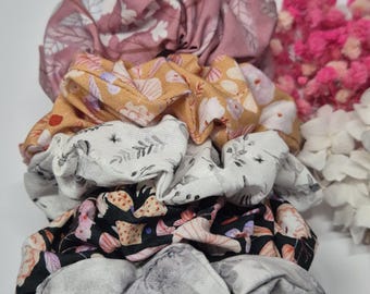 Cotton Floral Scrunchie - Handgefertigtes Scrunchy, Sanftes Haargummi, Haarschmuck mit weichem Blumendruck