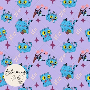 Può includere: Motivo ripetuto di gatti blu dei cartoni animati con occhi gialli, che indossano cappelli e tengono piccoli vasi. Il design include fiori rosa, uccelli neri e stelle scintillanti su sfondo lavanda. Il testo "Blooming Cali" è in un cerchio bianco.