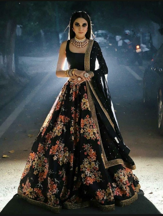 Sabyasachi Indian Designer Wear collection in black Color | Модные платья,  Платья, Стильные платья