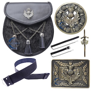 Op de afbeelding: Een zwarte leren kilt sporran met een zilveren distel embleem, een bijpassende riem met een distel gesp en een set van drie zilveren kettingen met kwastjes. De set bevat ook een ronde en een rechthoekige messing distel broche.