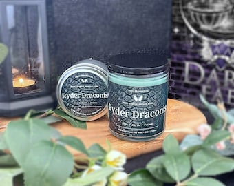 Ryder Draconis | OFICJALNIE LICENCJONOWANY | Rydikins | Bazyliszek | Bezlitośni chłopcy zodiaku | Świeca książkowa | Wosk sojowy