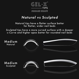 Pu&ograve; includere: Un confronto tra due punte per unghie, una etichettata "Medium Natural" e l'altra "Medium Sculpted." Le punte sono mostrate affiancate, con la punta "Natural" che ha una superficie pi&ugrave; piatta e la punta "Sculpted" che ha una superficie pi&ugrave; curva.