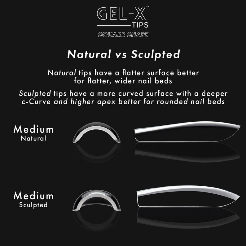 Pu&ograve; includere: Un confronto tra due punte per unghie, una etichettata "Medium Natural" e l'altra "Medium Sculpted." Le punte sono mostrate affiancate, con la punta "Natural" che ha una superficie pi&ugrave; piatta e la punta "Sculpted" che ha una superficie pi&ugrave; curva.