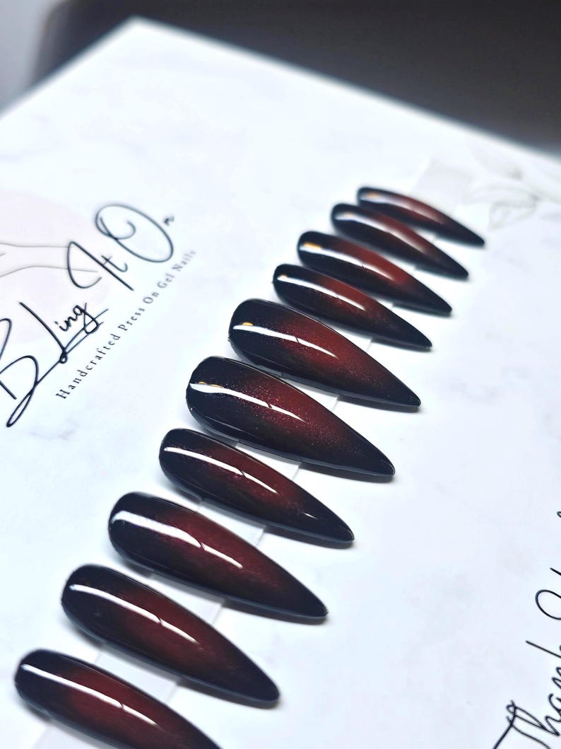 Vampire Kisses | Black and red center ombre | Press On Gel Nails immagine 1