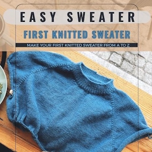 Op de afbeelding: Een gedeeltelijk voltooide blauwe gebreide trui op een houten oppervlak. De tekst "EASY SWEATER" en "FIRST KNITTED SWEATER" staan boven de trui. De tekst "MAKE YOUR FIRST KNITTED SWEATER FROM A TO Z" is ook zichtbaar. De naam "DAGNA ZIELIŃSKA" wordt hieronder weergegeven.