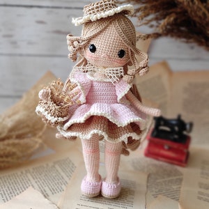 Lilie Amigurumi Puppe, Im Vintage Kleid, Handemade Und Playmate, Gehäkeltes Englisches Muster Bild 10