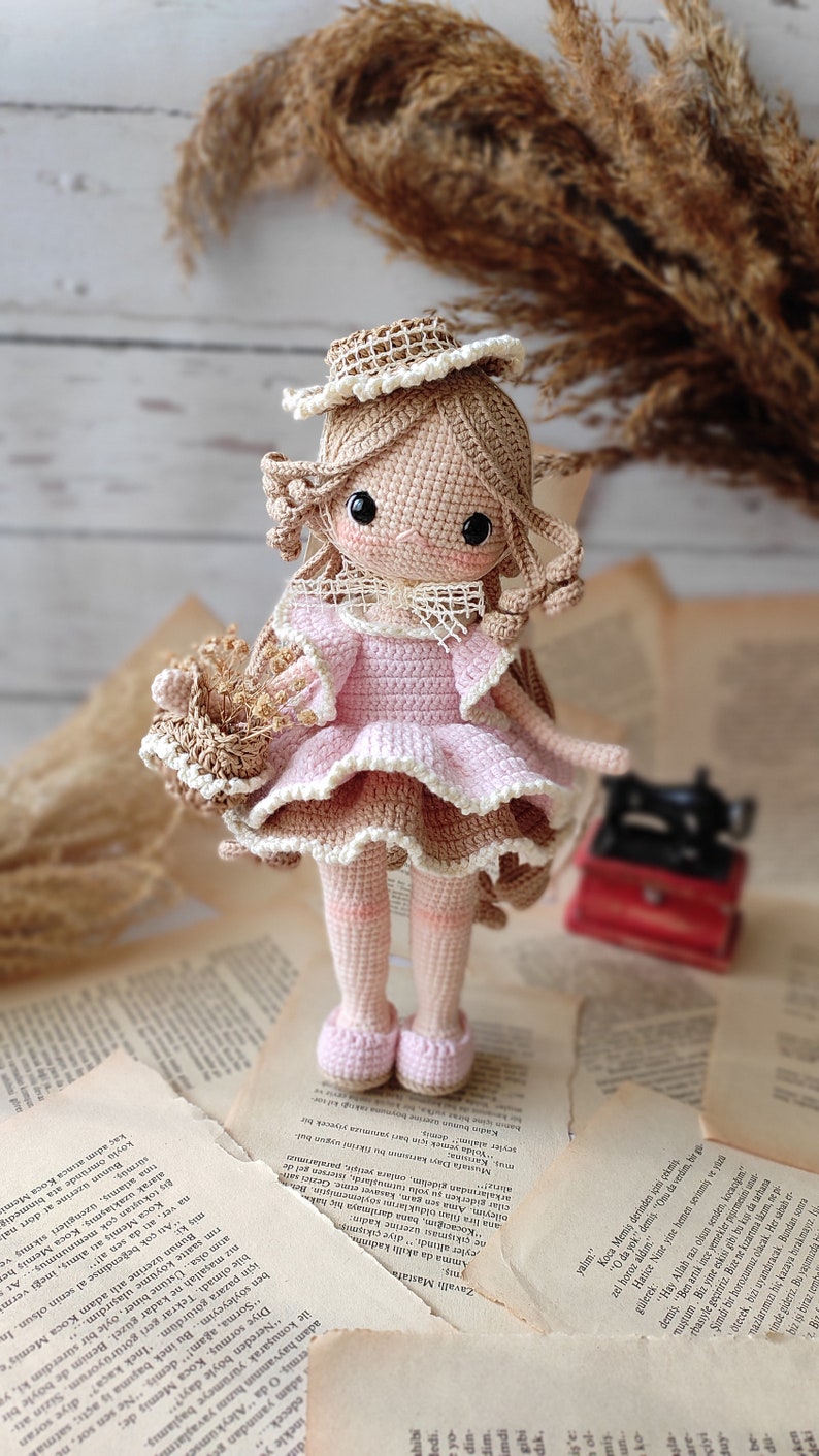 Lilie Amigurumi Puppe, Im Vintage Kleid, Handemade Und Playmate, Gehäkeltes Englisches Muster Bild 10