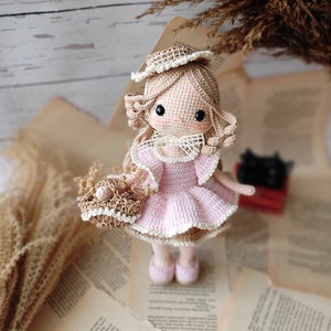 Lilie Amigurumi Puppe, Im Vintage Kleid, Handemade Und Playmate, Gehäkeltes Englisches Muster Bild 4