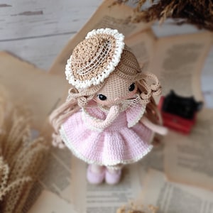 Lilie Amigurumi Puppe, Im Vintage Kleid, Handemade Und Playmate, Gehäkeltes Englisches Muster Bild 2