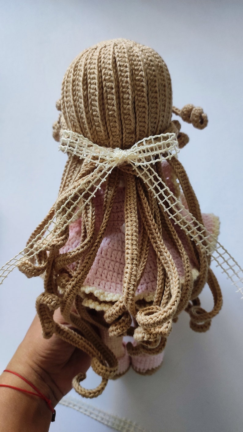 Lilie Amigurumi Puppe, Im Vintage Kleid, Handemade Und Playmate, Gehäkeltes Englisches Muster Bild 8