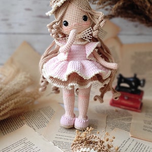 Lilie Amigurumi Puppe, Im Vintage Kleid, Handemade Und Playmate, Gehäkeltes Englisches Muster Bild 3