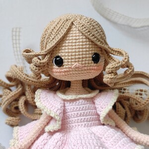 Lilie Amigurumi Puppe, Im Vintage Kleid, Handemade Und Playmate, Gehäkeltes Englisches Muster Bild 6