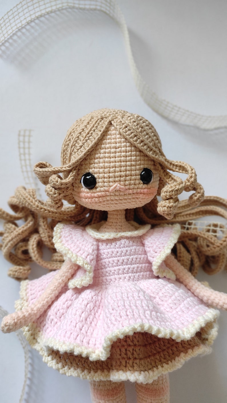 Lilie Amigurumi Puppe, Im Vintage Kleid, Handemade Und Playmate, Gehäkeltes Englisches Muster Bild 6