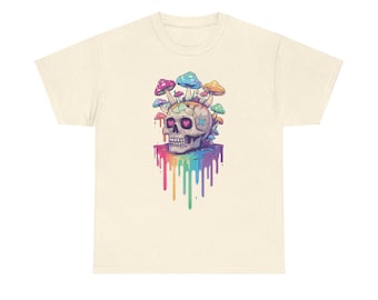 Op de afbeelding: Een wit T-shirt met een kleurrijke afbeelding van een schedel met daarop groeiende paddenstoelen. De schedel druipt in regenboogkleuren.