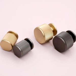 Perillas lineales de latón para gabinetes / Perillas de latón para tocador / Perillas doradas para cajones / Perillas con botones ranurados / Perillas para cajones de cocina / Herrajes para gabinetes