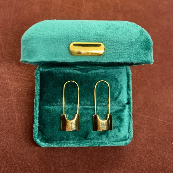 Green Velvet Jewelry Box （No Jewelry Included)