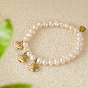Pulsera de perlas con concha de almeja, joyería con temática del océano, pulsera chapada en oro de 18 quilates para ella, pulsera elástica con concha dorada, pulsera de regalo