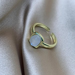 Anillo de piedra lunar dorada: piedra preciosa ajustable de plata de ley