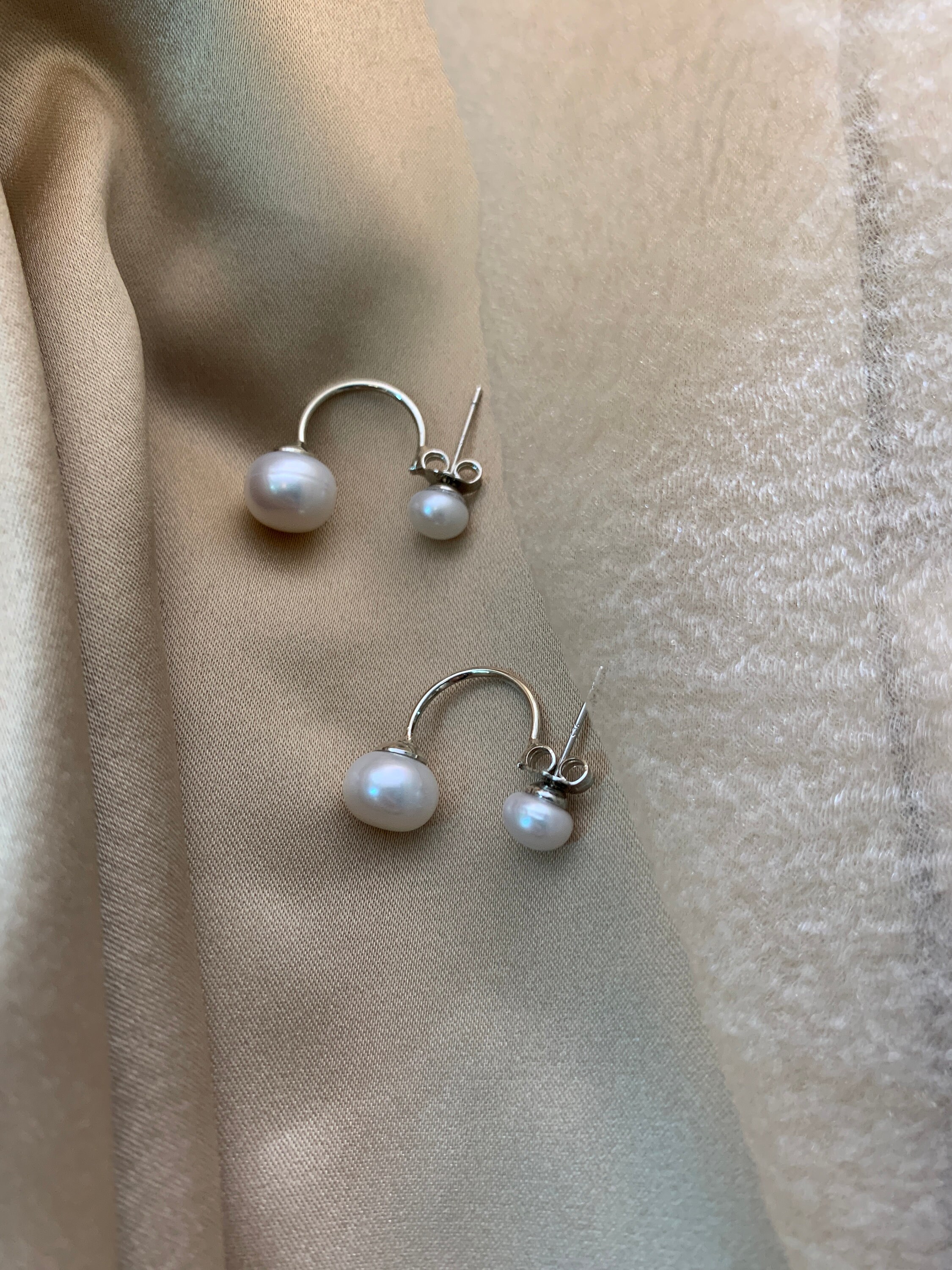 Boucles D'oreilles Perles Colorées LIOOBO - 2 Paires Créoles - Anneau Métal Léger - Style Boho, Décontracté