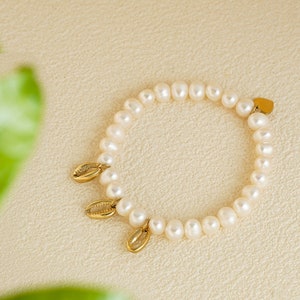 Pulsera de perlas naturales de agua dulce chapada en oro con dije de garra de cangrejo, delicada pulsera de otoño, brazalete versátil y elegante, regalo elegante