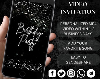 Op de afbeelding: Een zwart smartphone-scherm met een verjaardagsuitnodiging met zilveren glitteranimatie. De tekst "Birthday Party" is geschreven in wit cursief schrift. De telefoon wordt in een hand gehouden. De tekst "ANIMATED VIDEO INVITATION" is in wit op een zwarte achtergrond geschreven. Onder de tekst bevinden zich vier witte knoppen met de tekst "PERSONALIZED MP4 VIDEO WITHIN 1-2 BUSINESS DAYS.", "ADD YOUR FAVORITE SONG", "EASY TO SEND&SHARE" en social media-pictogrammen voor Facebook, Twitter, Instagram, WhatsApp en een messenger-pictogram.