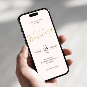 Pode incluir: Um convite de casamento digital exibido na tela de um smartphone. O convite &eacute; para um casamento no s&aacute;bado, 25 de agosto de 2024, &agrave;s 14h00. O casamento ser&aacute; realizado na Villa Benezia, 1234 Bank St, Grass Valley, Calif&oacute;rnia. O convite inclui o texto "Na celebra&ccedil;&atilde;o do seu casamento" e "Recep&ccedil;&atilde;o a seguir".