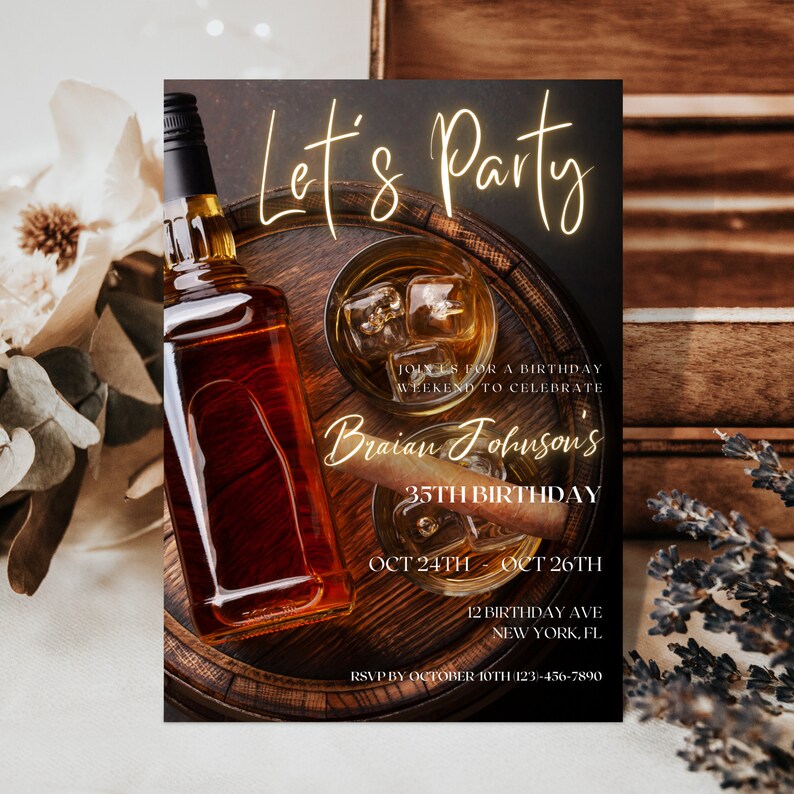 Puede incluir: Una invitaci&oacute;n a una fiesta de cumplea&ntilde;os con un fondo de madera r&uacute;stico. La invitaci&oacute;n presenta una botella de whisky, un vaso de whisky con hielo y un cigarro. El texto de la invitaci&oacute;n dice: "Let's Party", "Join us for a birthday weekend to celebrate Braian Johnson's 35th Birthday", "Oct 24th - Oct 26th", "12 Birthday Ave New York, FL", y "RSVP by October 10th (123)-456-7890".