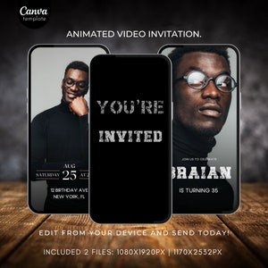 Può includere: Invito video animato per una festa di compleanno. L'invito presenta uno sfondo nero con testo bianco che dice "You're Invited". Il testo è in grassetto, senza grazie. L'invito include anche una foto di un uomo con un dolcevita nero e occhiali. Il testo "Join us to celebrate Braian is turning 35" è anche incluso.
