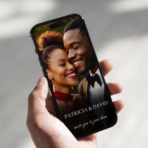 以下が含まれることがあります： 黒いスマートフォンの画面に、暗い色の髪の女性と短い黒髪の男性のカップルが写っている写真が表示されています。2人は笑顔で互いに見つめ合っています。画面の下部には「PATRICIA & DAVID invite you to join them」というテキストが表示されています。