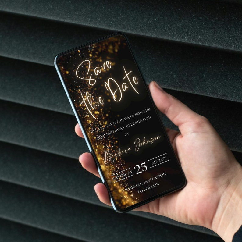 Op de afbeelding: Een gouden glitterachtergrond met de tekst "Save the Date" en een save-the-date-uitnodiging voor de 40e verjaardag van Barbara Johnson op zaterdag 25 augustus. De tekst "Formele uitnodiging volgt" is ook inbegrepen.