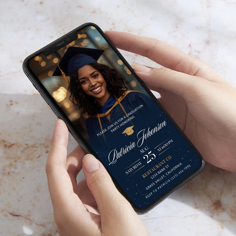 Puede incluir: Un tel&eacute;fono inteligente muestra una invitaci&oacute;n a una fiesta de graduaci&oacute;n. La invitaci&oacute;n presenta una foto de una graduada sonriente con birrete y toga. El texto incluye el nombre, la fecha, la hora y el lugar. La invitaci&oacute;n es azul marino con detalles dorados.