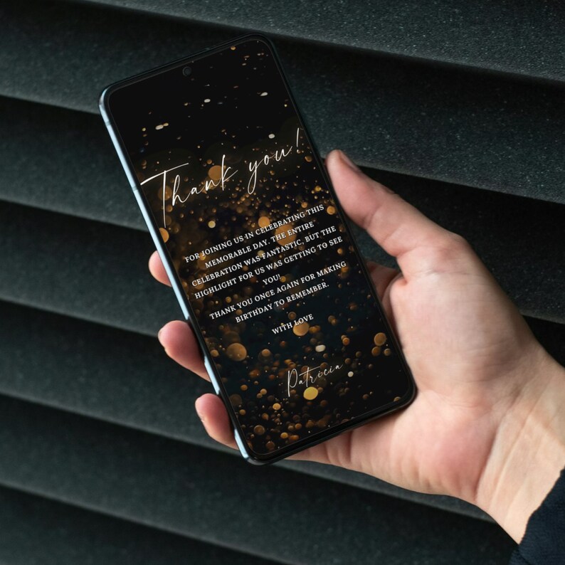 以下が含まれることがあります： 金色のキラキラした背景の黒いスマートフォンに、感謝のメッセージが表示されています。メッセージの内容は、「ありがとう！この記憶に残る日を一緒に祝ってくれてありがとう。パーティー全体が素晴らしかったけど、私たちにとって一番のハイライトはあなたに会えたことでした！この誕生日を忘れられないものにしてくれて、改めてありがとう。愛を込めて、パトリシア。」です。