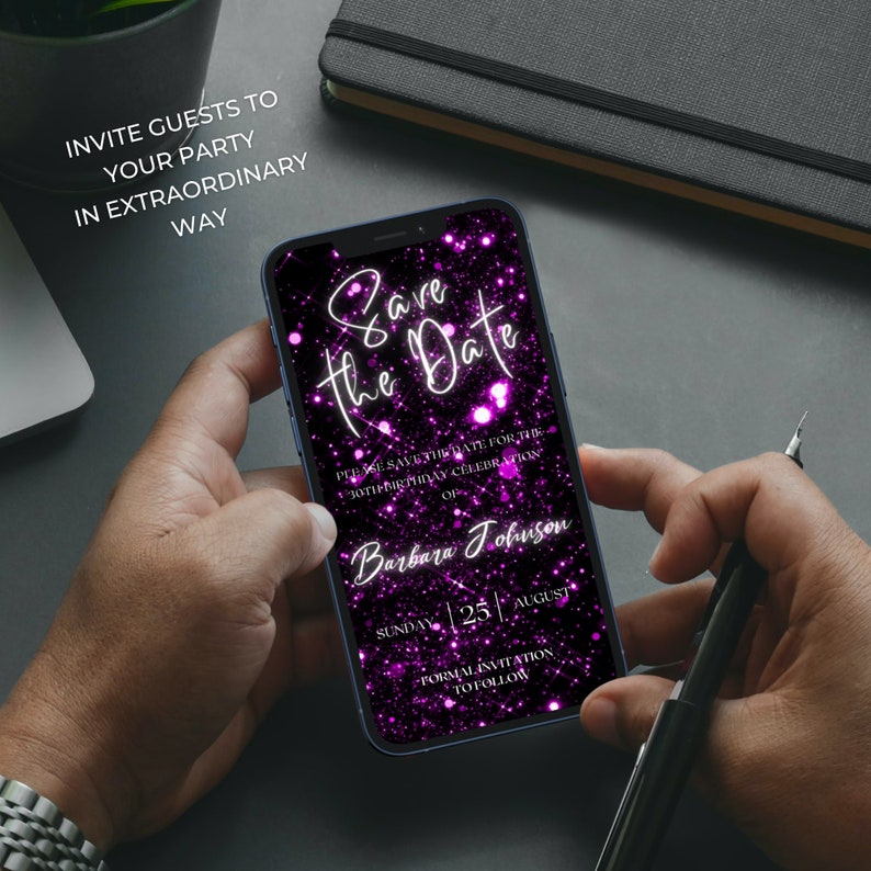 Puede incluir: Una tarjeta digital de guardar la fecha de color morado y negro con un fondo brillante. El texto dice "Save the Date" e incluye la fecha "Domingo, 25 de agosto" para la celebraci&oacute;n del 30 cumplea&ntilde;os de Barbara Johnson.