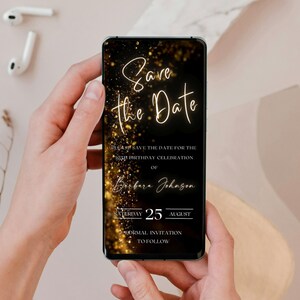 Op de afbeelding: Een zwarte en gouden digitale save-the-date-kaart met een glinsterende achtergrond. De tekst luidt "Save the Date" in gouden handschrift. De kaart is voor de 30e verjaardag van Barbara Johnson op zaterdag 25 augustus. Een formele uitnodiging volgt.