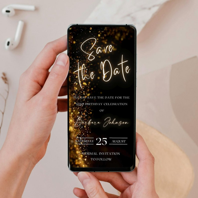 Op de afbeelding: Een zwarte en gouden digitale save-the-date-kaart met een glinsterende achtergrond. De tekst luidt "Save the Date" in gouden handschrift. De kaart is voor de 30e verjaardag van Barbara Johnson op zaterdag 25 augustus. Een formele uitnodiging volgt.