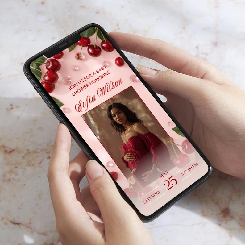 Puede incluir: Un tel&eacute;fono inteligente muestra una invitaci&oacute;n a un baby shower. La invitaci&oacute;n presenta una foto de una mujer con un vestido rojo, cerezas y el texto: "&Uacute;nase a nosotros para un baby shower en honor a Sofia Wilson, s&aacute;bado 25 de mayo a las 2:00 PM."