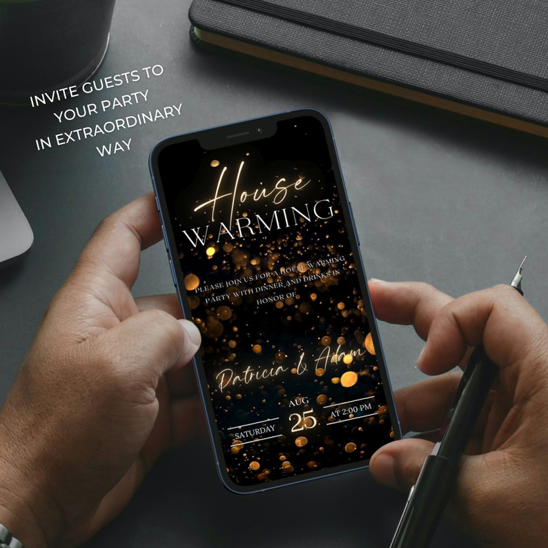 K&ouml;nnte beinhalten: Ein schwarzes Smartphone mit goldenem Glitzerhintergrund zeigt eine Einladung zu einer Einweihungsfeier. Die Einladung lautet "House Warming" und enth&auml;lt das Datum, die Uhrzeit und die Namen der Gastgeber: Patricia & Adam.
