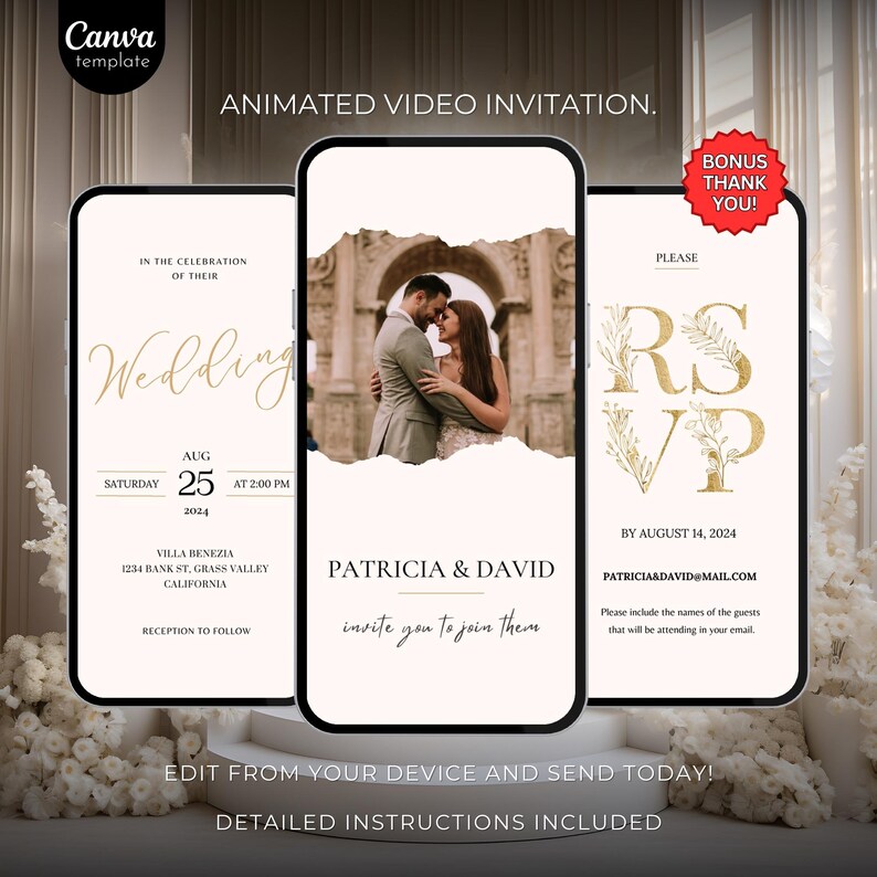 Pode incluir: Convite de v&iacute;deo animado para um casamento com uma foto do casal em frente a um arco. O convite inclui a data, a hora, o local e as informa&ccedil;&otilde;es de RSVP. O texto "RSVP" est&aacute; em dourado com acentos florais.