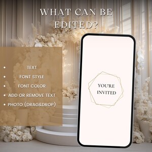 Pode incluir: Uma maquete de telefone branco com uma moldura geom&eacute;trica dourada e o texto "YOU'RE INVITED". O telefone est&aacute; em um fundo branco com flores brancas e vegeta&ccedil;&atilde;o.