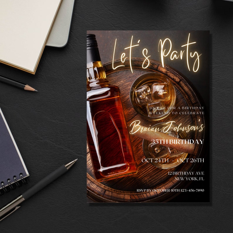 Puede incluir: Un barril de madera marr&oacute;n con una botella de whisky y un vaso de whisky con hielo. El texto "Let's Party" est&aacute; escrito en letras doradas en la parte superior de la imagen. El texto "Braian Johnson's 35th Birthday" est&aacute; escrito en letras doradas en la parte inferior de la imagen. El texto "Oct 24th - Oct 26th" est&aacute; escrito en letras doradas debajo del nombre. El texto "12 Birthday Ave New York, FL" est&aacute; escrito en letras doradas debajo de las fechas. El texto "RSVP by October 10th (123-456-7890" est&aacute; escrito en letras doradas en la parte inferior de la imagen.